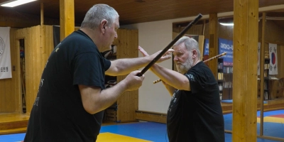 Filipino Combat Systems ist eine spezielle Kampfkunst von den Philippinen, die Wilfried Harloff in Ansbach lehrt. (Foto: Leon Schmitz/Tina Schabenstiel)