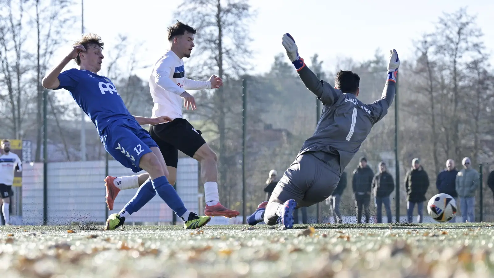 Gleich steht es 1:0 für Steinachgrund: Finn Körger (in Blau) überwindet Brucks Torwart Thorben Hochmuth. Malik Pankey kann nicht eingreifen. (Foto: Martin Rügner)