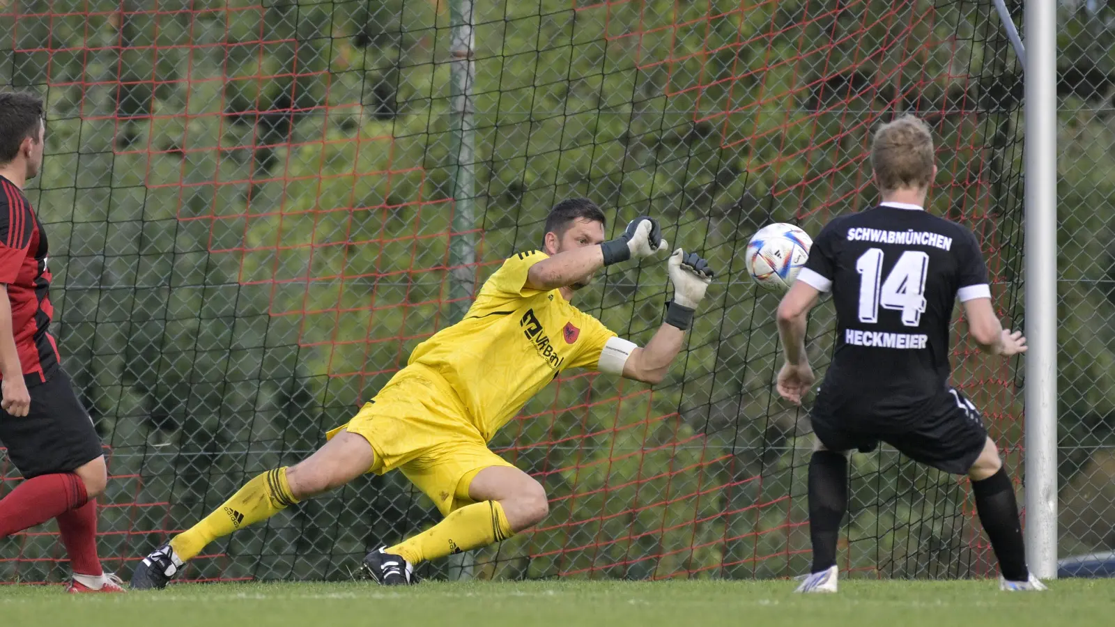 Aufkirchens Torwart Tim Friedrich (im Hinspiel gegen Tim Heckmeier vom TSV Schwabmünchen), hielt in Schwabmünchen am Ende den Punktgewinn für seine Mannschaft fest. (Foto: Martin Rügner)