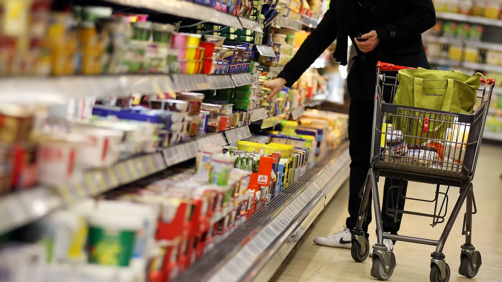 Im Supermarkt ist vieles teurer geworden.  (Foto: Oliver Berg/dpa)