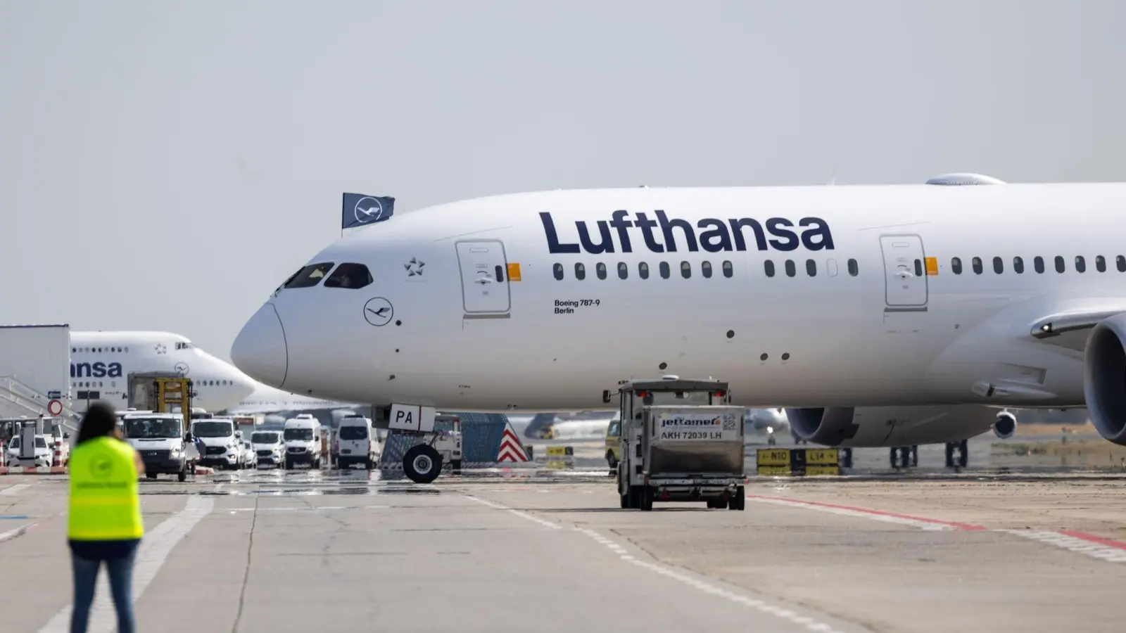 Die Lufthansa-Maschine des Typs Boeing 787-9 steht auf dem Rollfeld am Frankfurter Flughafen. Damit hat die Lufthansa ein neues Langstreckenflugzeug in ihrer Flotte. (Foto: Hannes P. Albert/dpa)