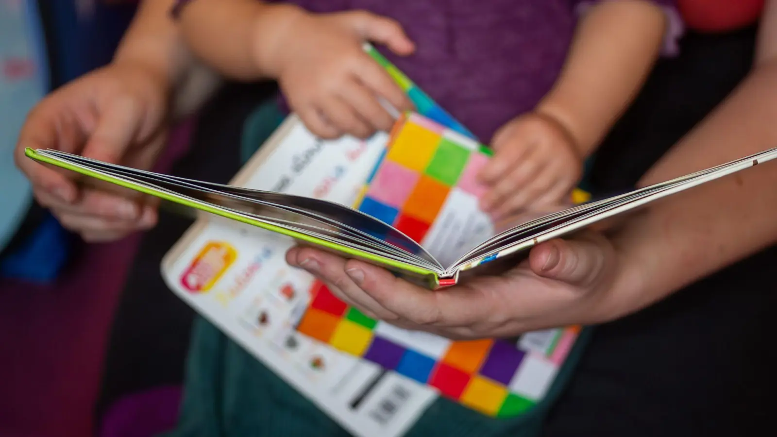 Die Bildungsstudie „Vorlesemonitor“ betont die Wichtigkeit des Vorlesens für Kinder. (Foto: Fernando Gutierrez-Juarez/dpa)