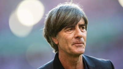 Joachim Löw steht vor einem Spiel im Olympiastadion. (Foto: Tom Weller/dpa/Archivbild)