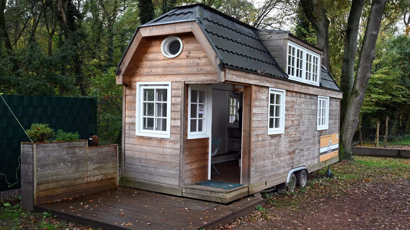 Ein Tiny House der Firma Tiny House Manufaktur aus Köln steht in einem Wald. Das Interesse an Häusern mit besonders geringer Gesamtfläche nimmt nach Einschätzung von Experten zu. (Foto: Federico Gambarini/dpa)