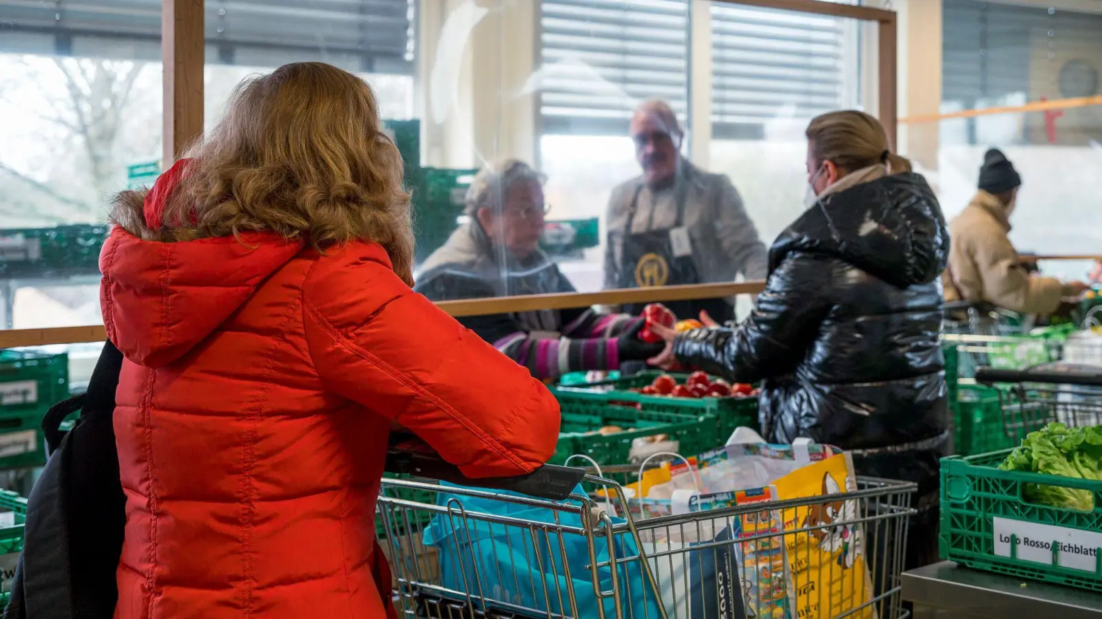 Für Bayerns Tafeln (hier in Coburg) wird die Lage nicht einfacher: Die Bedürftigen werden mehr, die Lebensmittelspenden weniger. (Foto: Daniel Vogl/dpa)