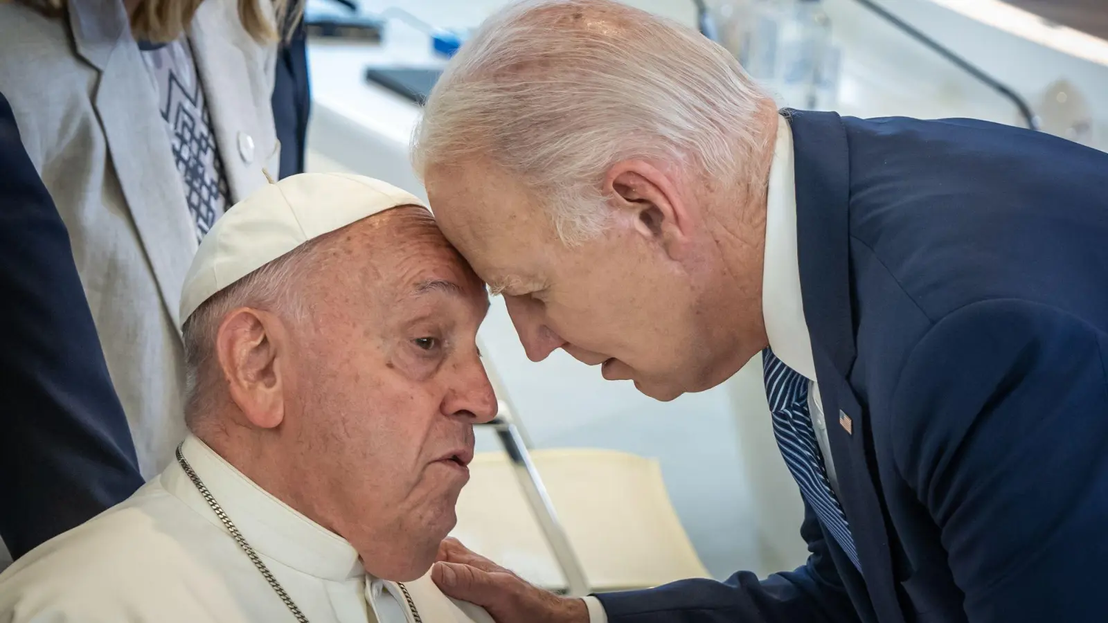 Vor seinem Abschied aus dem Weißen Haus ehrt Joe Biden den Papst auf besondere Weise. (Archivbild) (Foto: Michael Kappeler/dpa)