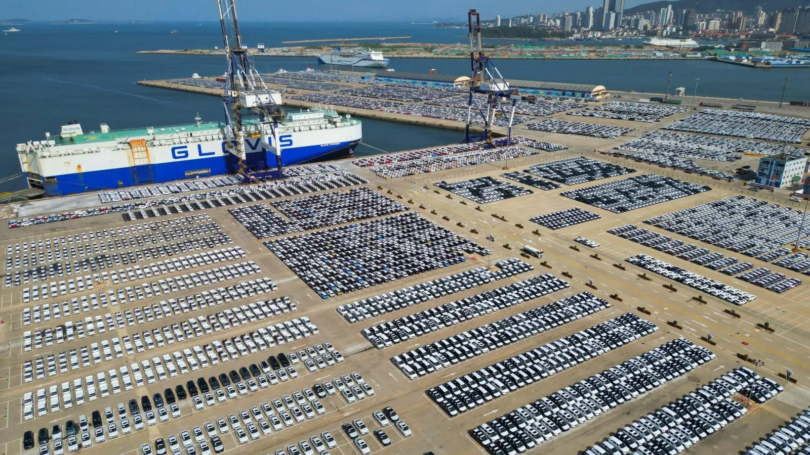 Neue Fahrzeuge für den Export stehen verladebereit an einer Hafenanlage in Yantai in der ostchinesischen Provinz Shandong. (Foto: Uncredited/CHINATOPIX/AP)