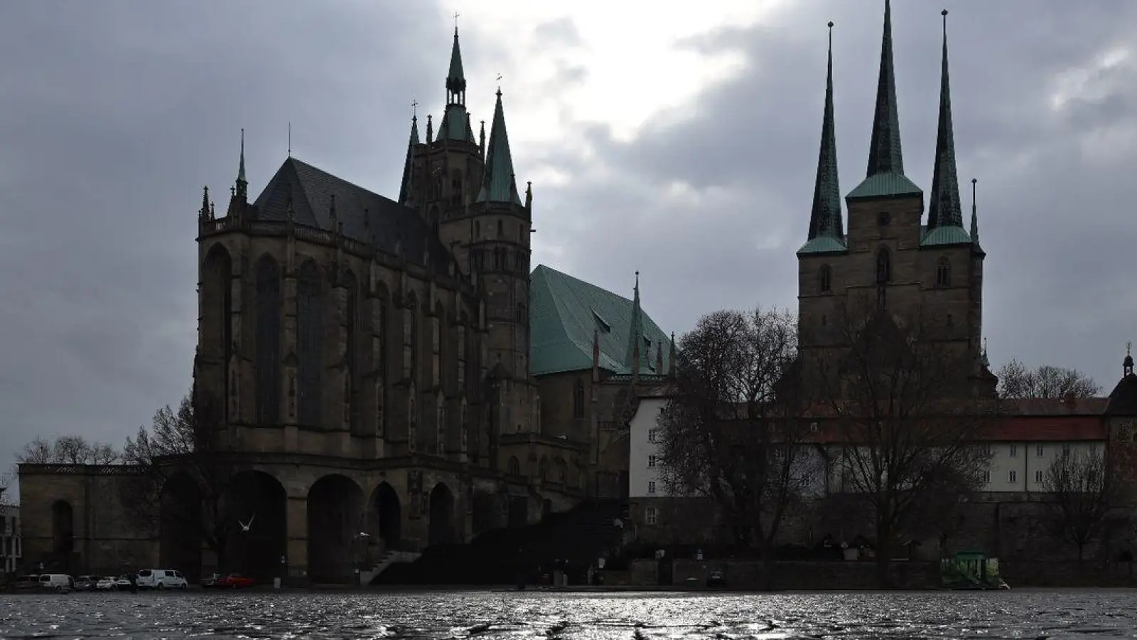 Der katholische Mariendom und die Severikirche auf dem Domplatz in Erfurt. (Foto: Martin Schutt/dpa)
