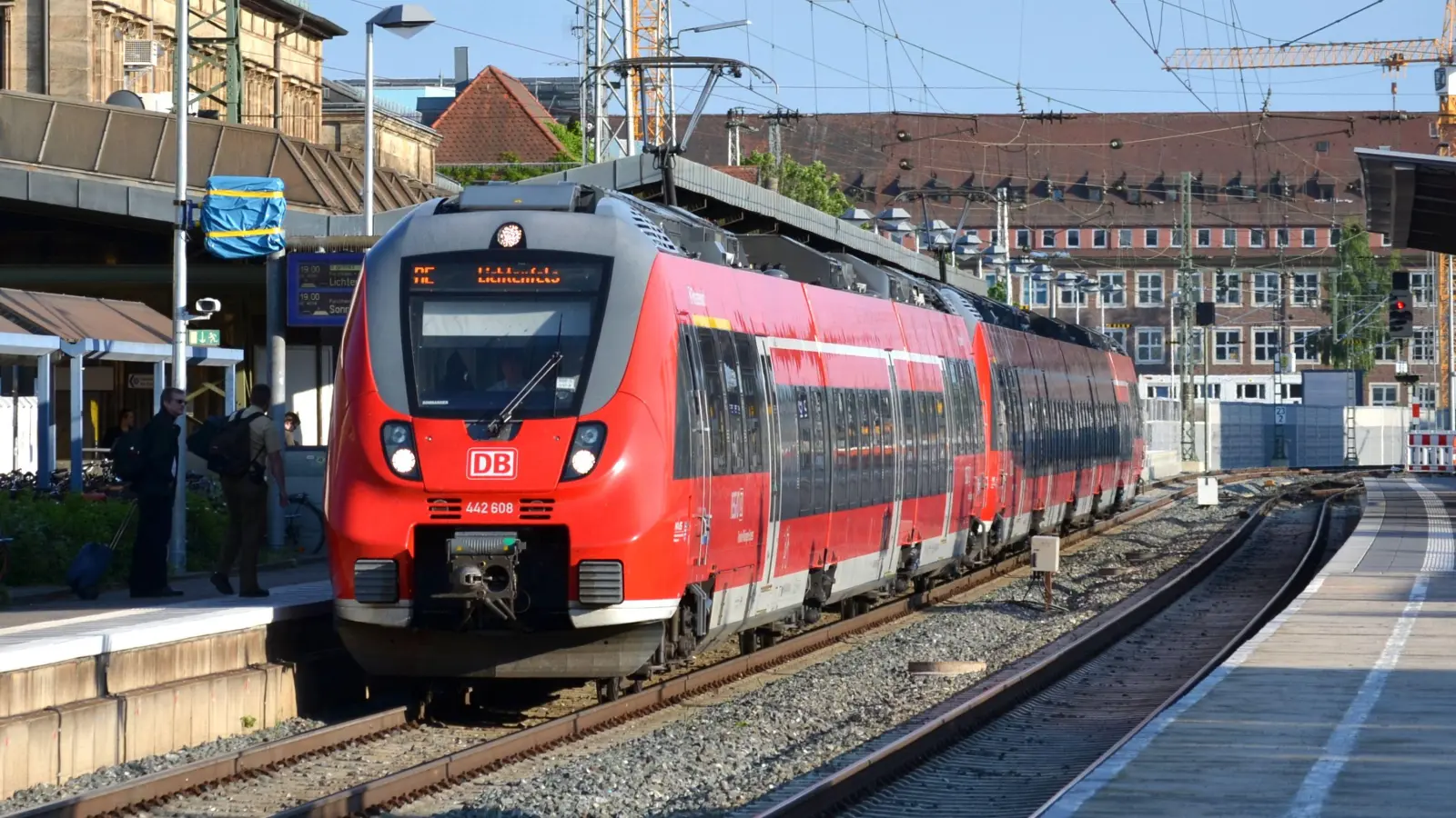 Früher als Franken-Thüringen-Express unterwegs, wie hier in Erlangen – ab Dezember dann als S-Bahn nach Neustadt/Aisch: ein Triebzug der Baureihe 442. (Archivbild: Johannes Hirschlach)