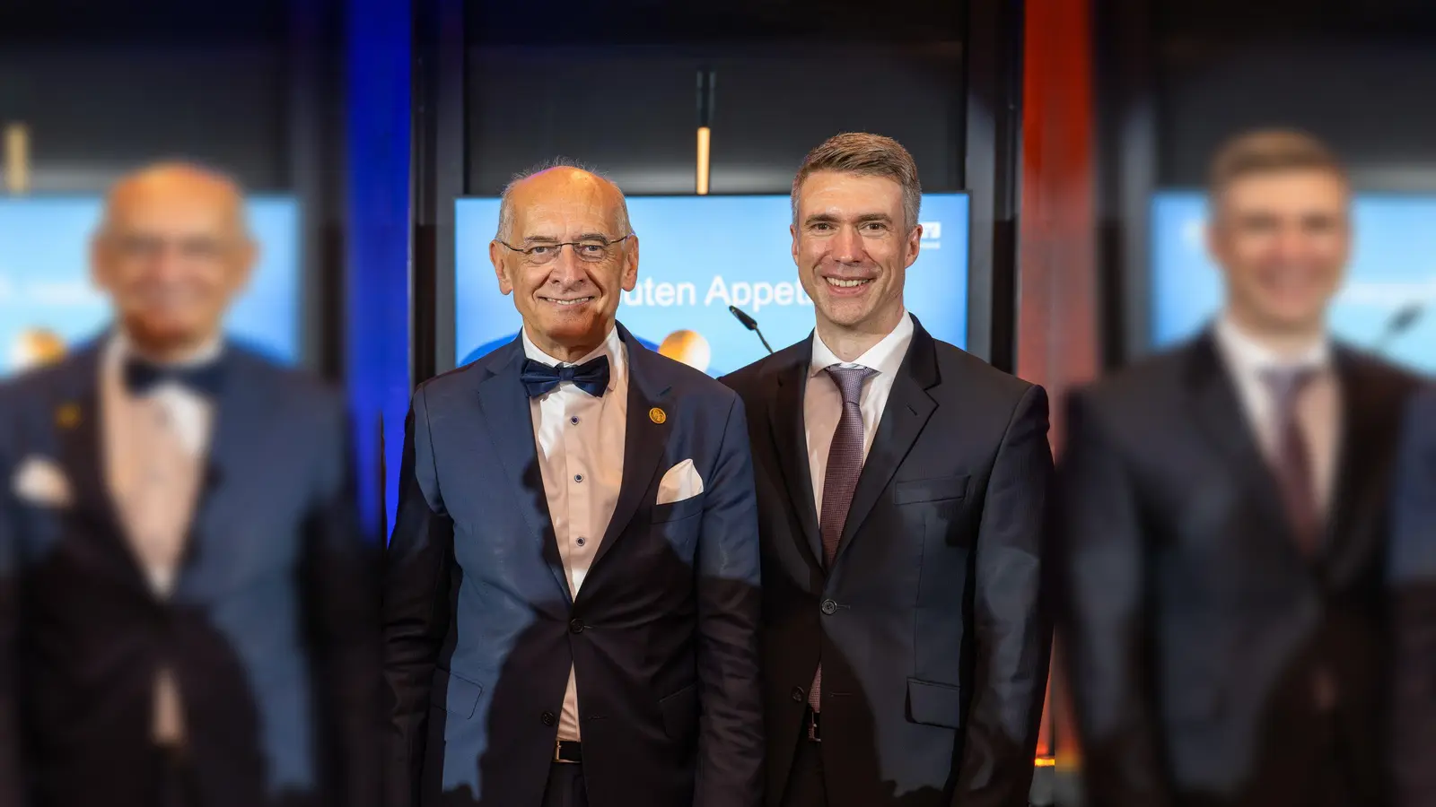 Stefan Müller (r), neuer Präsident des Genossenshcaftsverbands Bayern, und sein Vorgänger Geregor Scheller (Foto: Sebastian Widmann/Genossenschaftsverband Bayern/dpa)