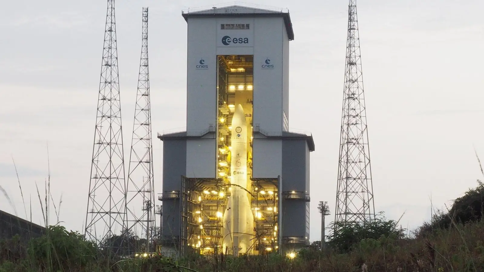 So sieht die Hoffnung der europäischen Raumfahrt aus: die Ariane 6. (Foto: Rachel Boßmeyer/dpa)