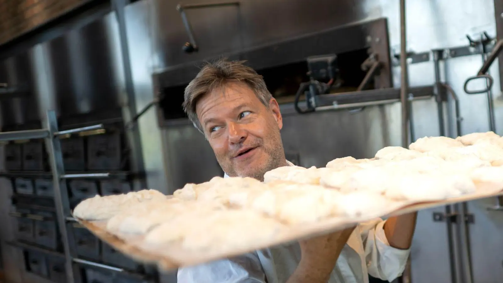 Robert Habeck (Bündnis 90/Die Grünen), Bundesminister für Wirtschaft und Klimaschutz, zeigt sein Talent in einer Bäckerei. (Foto: Sina Schuldt/dpa)