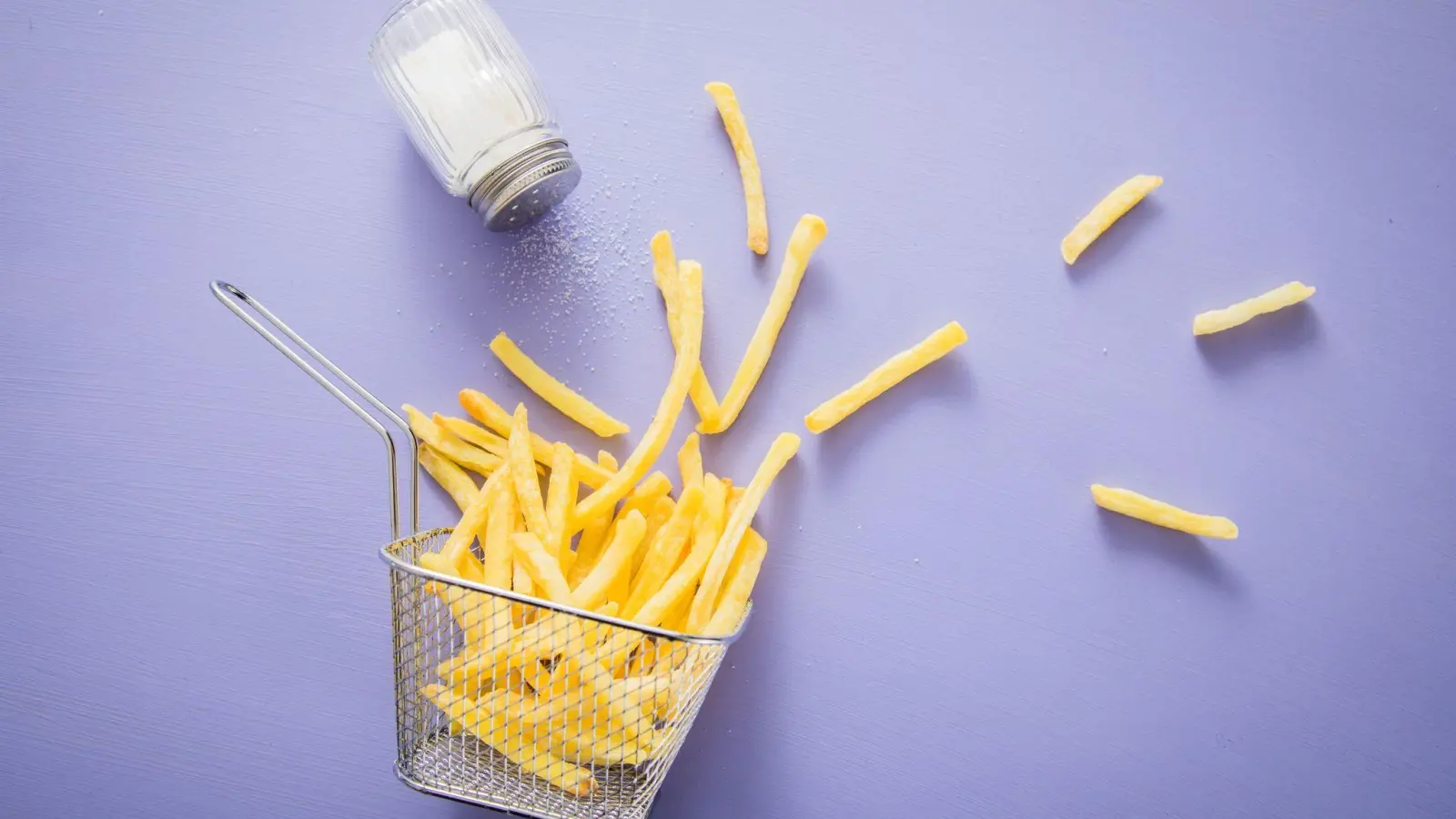 Für viele ist es Liebe: Pommes aus der eigenen Fritteuse. (Foto: Christin Klose/dpa-tmn)