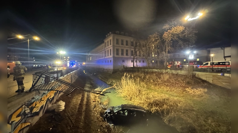 Ein Auto ist am Schloss in Ansbach in die Rezat gestürzt. (Foto: Evi Lemberger)