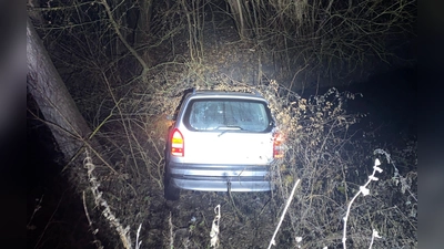 Eine Verfolgungsfahrt hat in Schweinfurt in einem Bach ein Ende gefunden. (Foto: -/Polizei Schweinfurt/dpa)