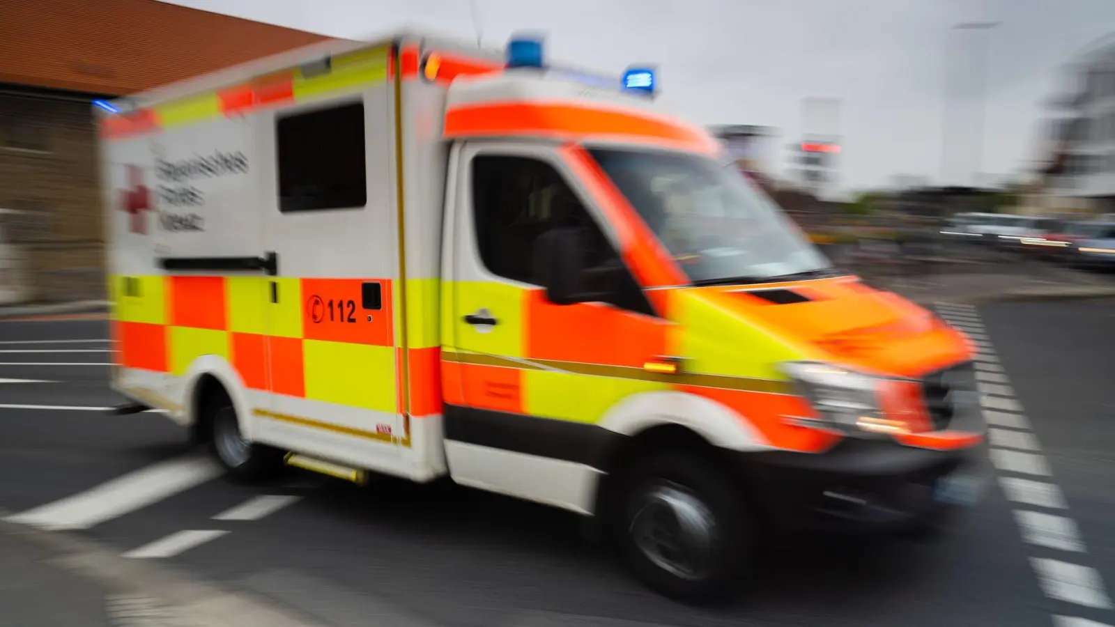 Die beiden Verletzten wurden in Krankenhäuser gebracht. (Symbolbild) (Foto: Nicolas Armer/dpa)