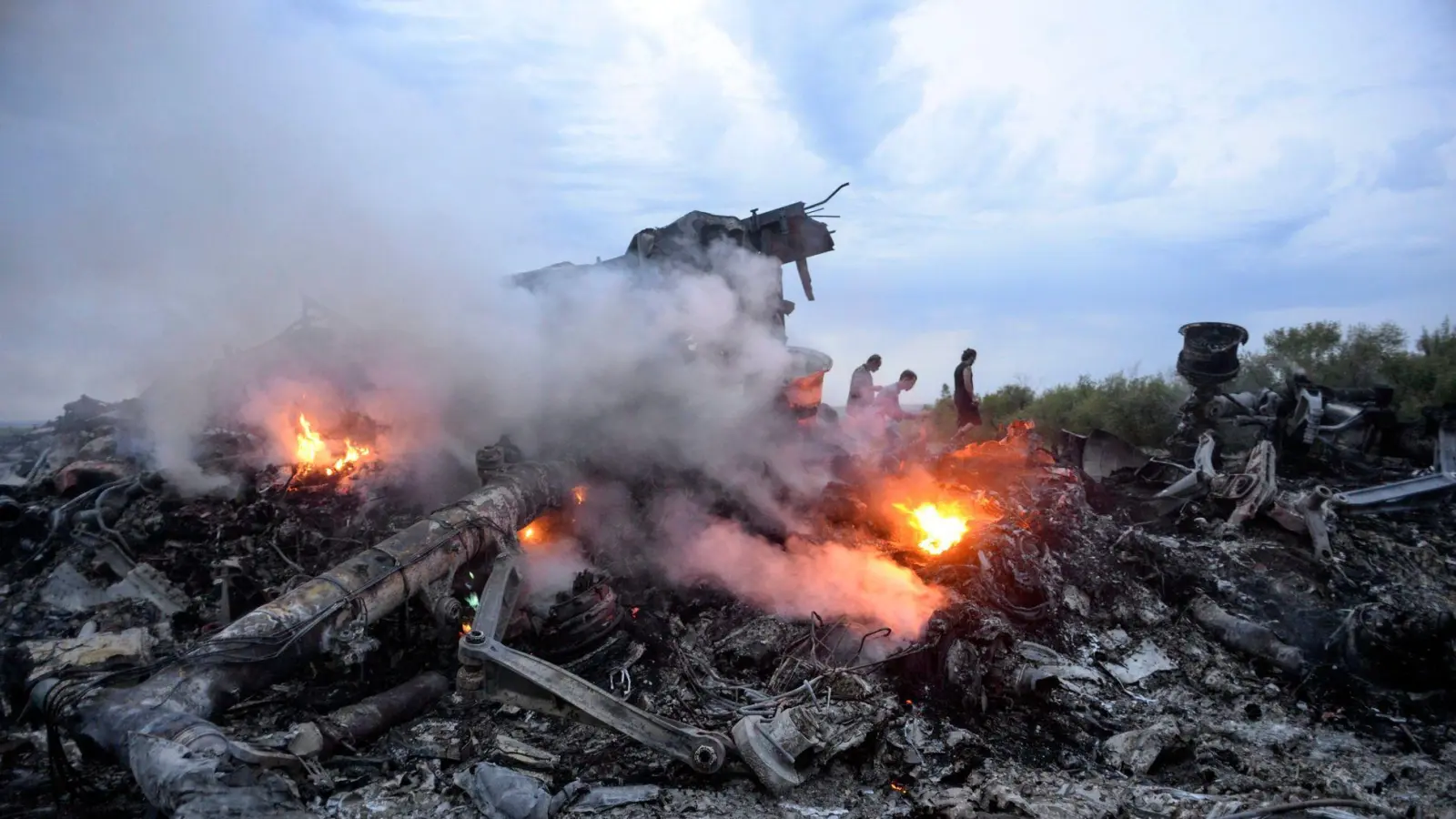 Nur noch Trümmer: Das Passagierflugzeug mit der Flugnummer MH17 wurde über der Ostukraine abgeschossen. (Archivbild) (Foto: Alyona Zykina/epa/dpa)