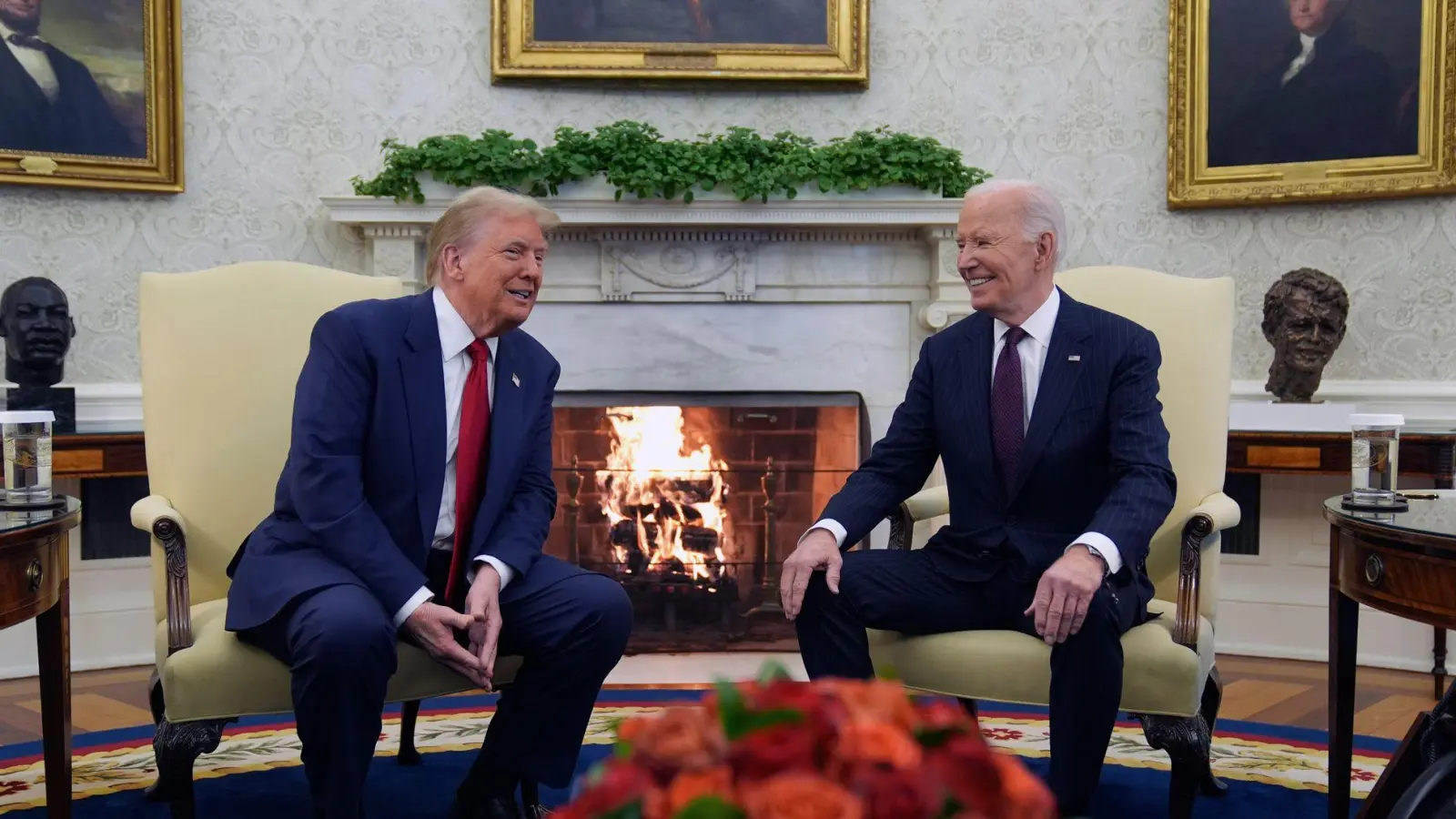 Donald Trump und Joe Biden liegen nicht nur bei der Ukraine-Politik über Kreuz. (Foto: Evan Vucci/AP/dpa)