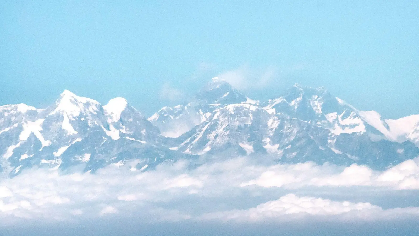 Ein Blick auf dem Flugzeug auf den Mount-Everest. (Foto Archiv) (Foto: Sina Schuldt/dpa)