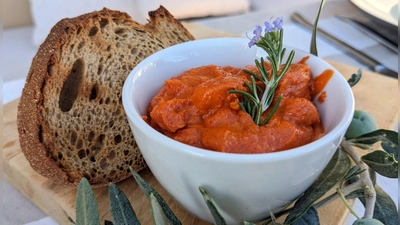 Für die Tomatenbutter benötigt man weiche Butter und vier weitere Zutaten. Das Vermischen geht so schnell, dass man das auch noch schafft, wenn die Gäste schon da sind. (Foto: Doreen Hassek/hauptstadtkueche.blogspot.com/dpa-tmn)