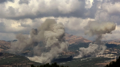 Israels Armee greift nach eigenen Angaben Hunderte Stellungen der Hisbollah im Libanon an.  (Foto: Marwan Naamani/dpa)