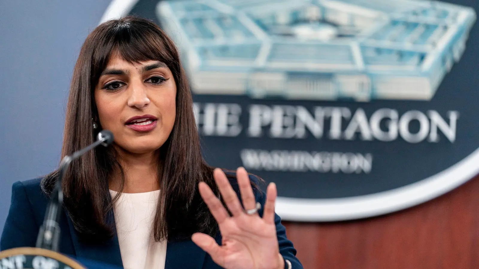 Vize-Pentagon-Sprecherin Sabrina Singh, hier im Jahr 2022, informierte zuletzt über den mysteriösen Fall eines amerikanischen Soldaten. (Foto: Andrew Harnik/AP/dpa)