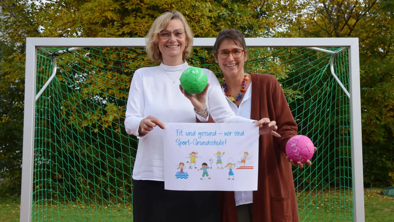 Schulleiterin Ulrike Zauner-Bubeck (links) und die Lehrkraft Manuela Pache legen Wert darauf, dass Bewegung, Aktivität und gesunde Ernährung an der Grundschule Dietenhofen richtig Spaß machen. Mit Erfolg – die Bildungseinrichtung ist eine von drei neuen Sportgrundschulen im Landkreis. (Foto: Yvonne Neckermann)