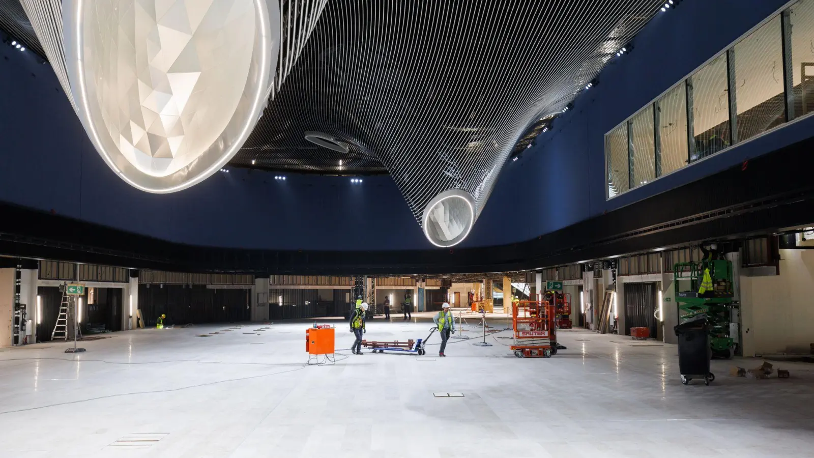 Lichtkegel ragen in den künftigen Marktplatz des Terminal 3 in Frankfurt. (Foto: Lando Hass/dpa)