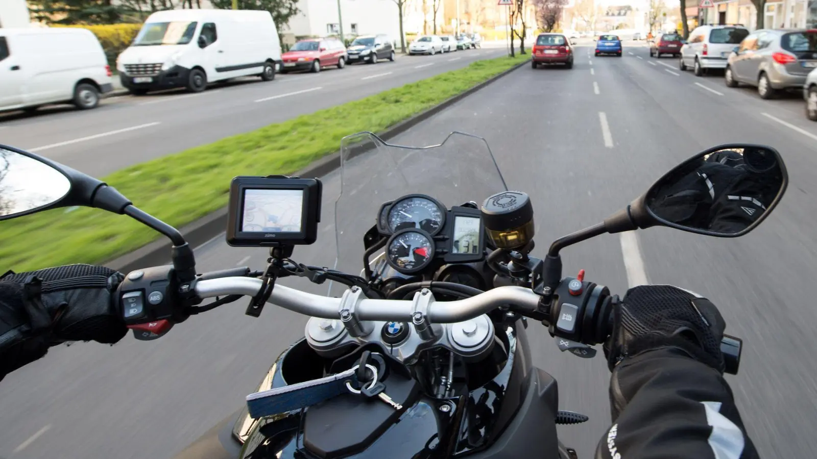 Volle Konzentration und Aufmerksamkeit am Lenker: Biker werden oftmals übersehen oder ihr Tempo falsch eingeschätzt. (Foto: Bernd von Jutrczenka/dpa)