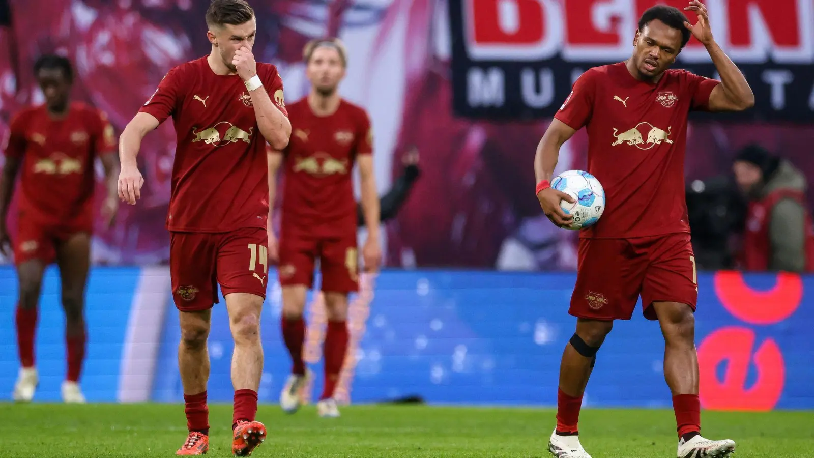 0:3 im eigenen Stadion zur Halbzeit. RB Leipzig ist komplett von der Rolle.  (Foto: Jan Woitas/dpa)