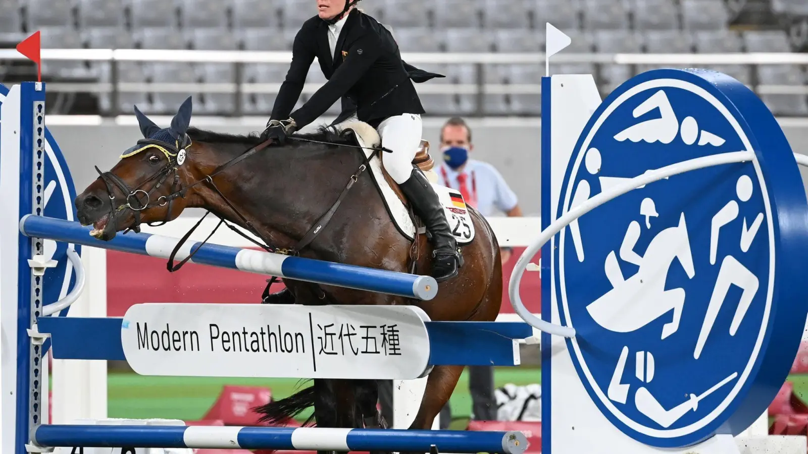 Das Pferd Saint Boy unter Annika Schleu aus Deutschland verweigert den Sprung. (Foto: Marijan Murat/dpa)