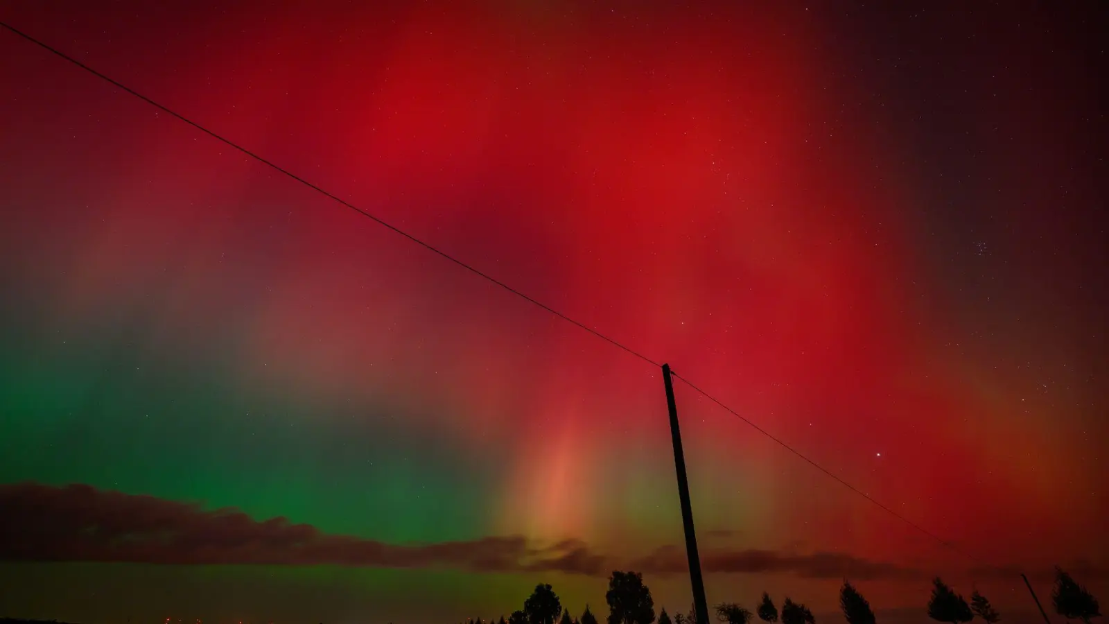 Über Brandenburg leuchtete der Himmel in der Nacht zu Freitag in bunten Farben. (Foto: Patrick Pleul/dpa)