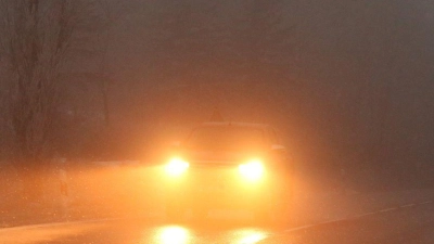 Spiegelglatt wurden die Straßen in der Nacht zum Mittwoch. Das ist auch am frühen Morgen noch so. (Archivbild: Matthias Bein/dpa-Zentralbild/)