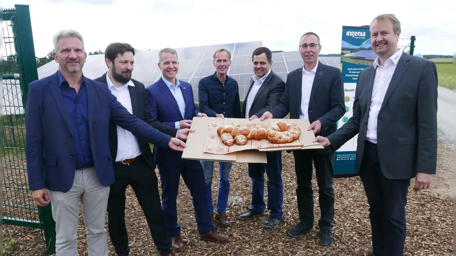 Bei der Einweihung der Photovoltaikanlage (von links): Andreas Karl, Leiter der Stadtwerke Dinkelsbühl, Steffen Fensterer (Stadtwerke), Lukas Hlava (TE Connectivity), Oberbürgermeister Dr. Christoph Hammer, Tobias Gellichsheimer, Ralf Stier und Steffen Bögner (alle ingenia). (Foto: Roman Kocholl)