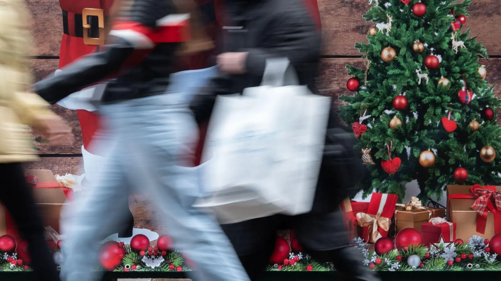 Für viele Einzelhändler gab es laut HDE einen anständigen Start in die heiße Phase des Weihnachtsgeschäfts. (Archivbild) (Foto: Anna Ross/dpa)