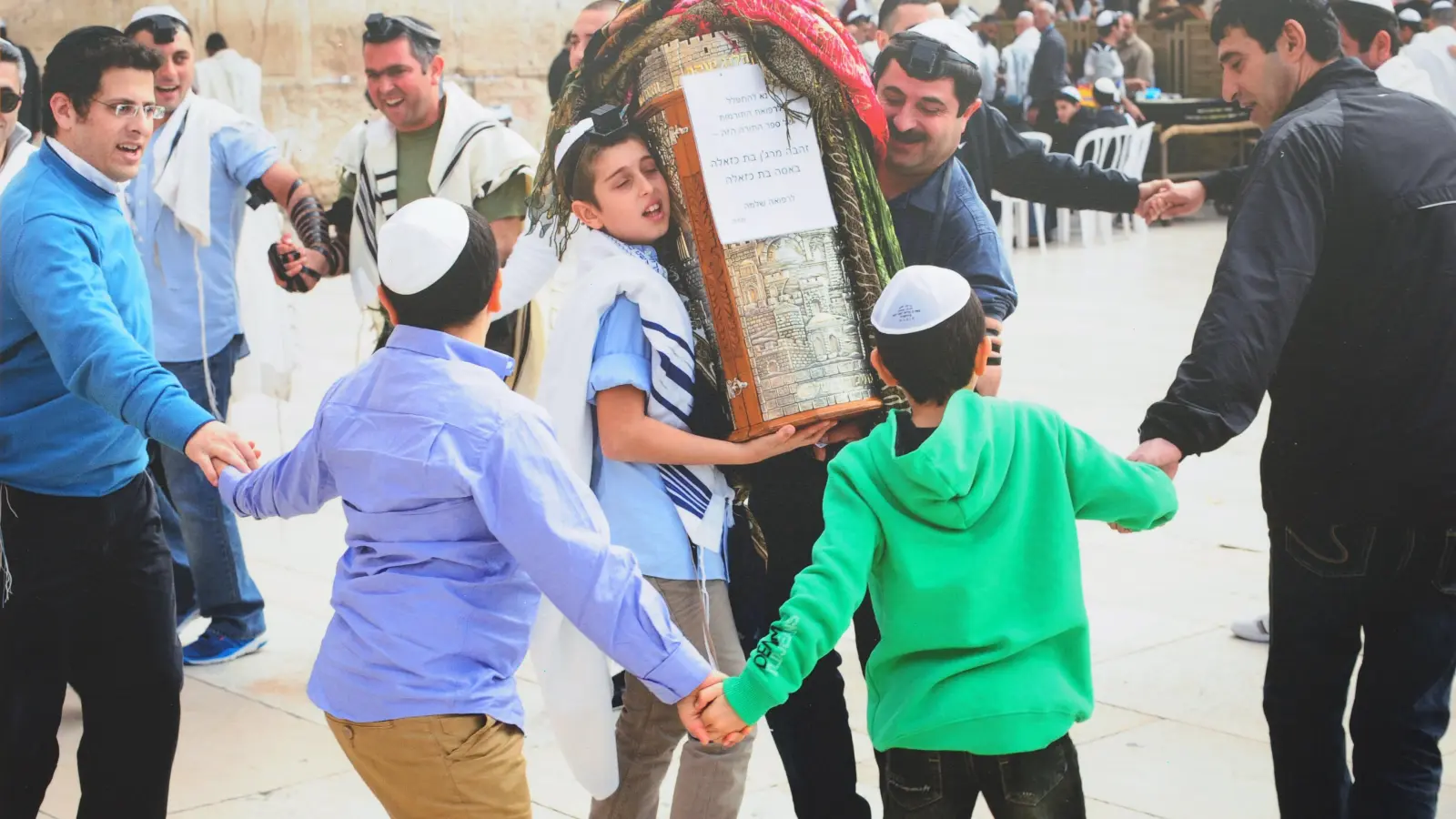 Ein altes Foto einer Bar Mizwa in Jerusalem. Das jüdische Leben im Landkreis spielt sich dagegen nicht so offen ab. Nur anonym sprach ein jüdischer Landkreisbürger über seine Lage.  (Repro: Jim Albright / Foto: Wolfgang Noack)