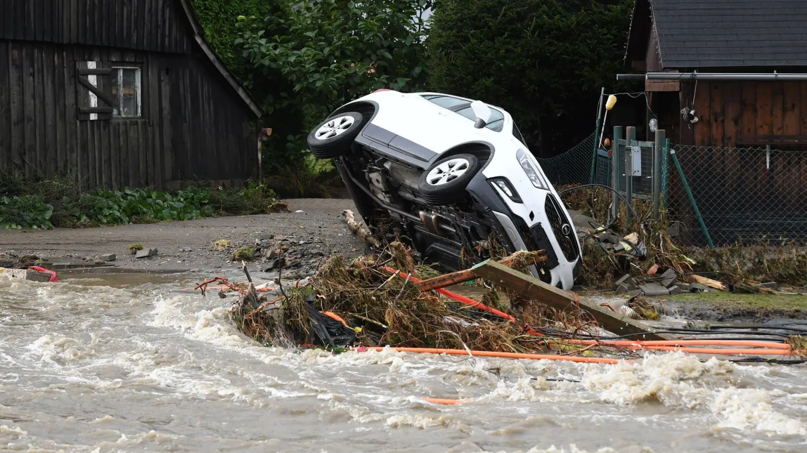 Die Hochwasserlage spitzt sich auch in Tschechien weiter zu: Eine Wasserwelle des Flusses Bilé richtet enormen Schaden an. (Foto: Peøina Ludìk/CTK/dpa)