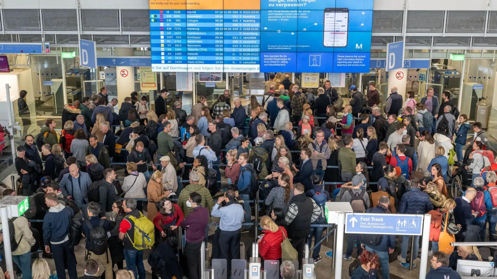 Solche Bilder mit endlosen Warteschlangen soll es möglichst nicht mehr vom Münchner Flughafen geben. Der Freistaat Bayern fordert schnelle Reformen für den zweitgrößten deutschen Airport. (Archivbild) (Foto: Peter Kneffel/dpa)