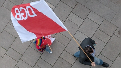 Der DGB lädt am 1. Mai auch zu einer Kundgebung in Ansbach ein, (Symbolbild: Fredrik von Erichsen/dpa/dpa-tmn)