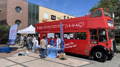 Am Info-Bus der Initiative „Herzenssache Lebenszeit“ klären am Dienstag in Ansbach medizinische Experten über verschiedene Erkrankungen auf. (Foto: ANregiomed/Rainer Seeger)