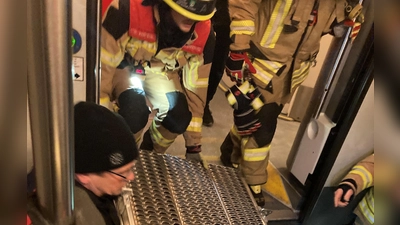 Die Einsatzkräfte der Feuerwehr errichteten eine Brücke zum Ersatzzug, um alle Personen am steilen Bahndamm sicher zu evakuieren. (Foto: Karoline Schramm)