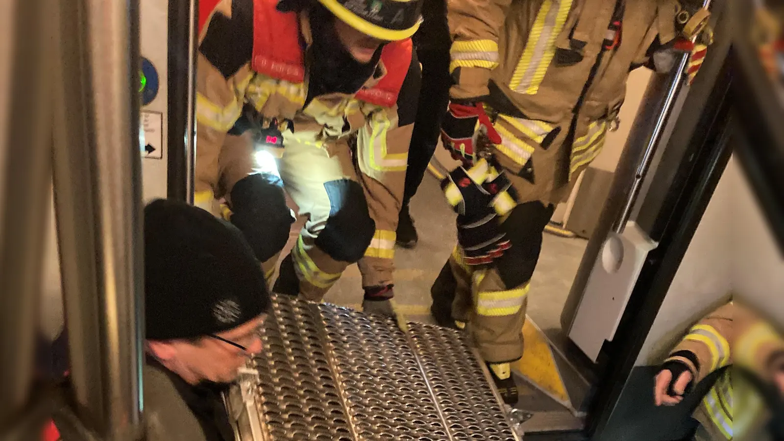 Die Einsatzkräfte der Feuerwehr errichteten eine Brücke zum Ersatzzug, um alle Personen am steilen Bahndamm sicher zu evakuieren. (Foto: Karoline Schramm)