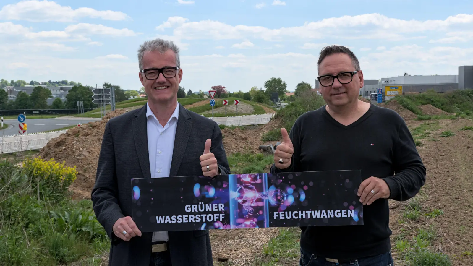 Am künftigen Standort des Feuchtwanger Elektrolyseurs im Industriegebiet West II freuen sich Feuchtwangens erster Bürgermeister Patrick Ruh (links) und der Technische Stadtwerkeleiter Lothar Beckler über die Förderbewilligung des Freistaats. (Foto: Stadt Feuchtwangen/Rebecca Weber)