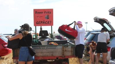 Alles, was mit auf den Zeltplatz muss, kann man mit dem Anhänger hoch transportieren lassen. (Foto: Jarah Greipel)