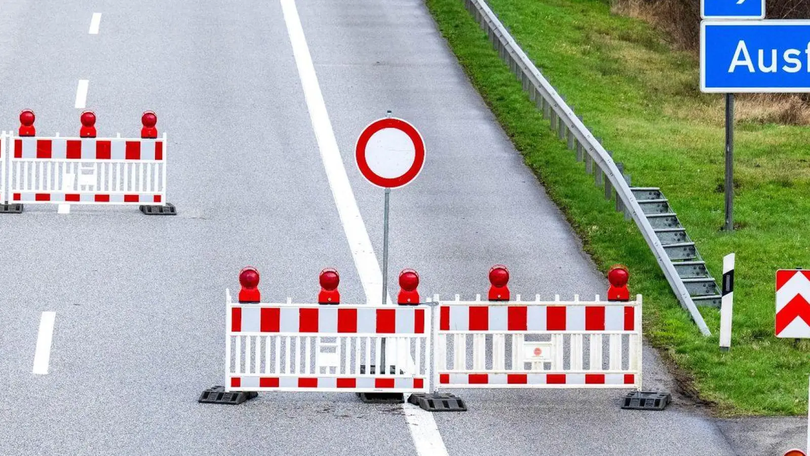 Die A6 musste zwischen Aurach und Feuchtwangen Nord am Mittwoch total gesperrt werden. (Symbolbild: Sina Schuldt/dpa)