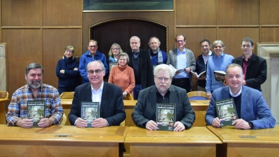 Präsentierten zusammen mit dem Team den Band im historischen Sitzungssaal des Stadthauses (sitzend, von links): Verleger Armin Lauermann, die Herausgeber Alexander Biernoth und Dr. Wolfgang F. Reddig sowie Oberbürgermeister Thomas Deffner. (Foto: Florian Schwab)