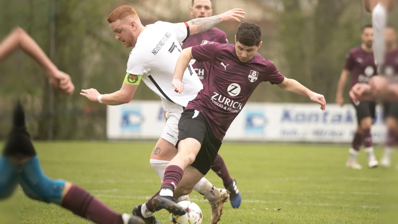 Wohin soll es gehen? Der TSV Neustadt (links Jonas Wellhöfer) und die SG Scheinfeld/Markt Taschendorf (Philipp Hummel) kämpften in der vergangenen Saison vergeblich gegen den Abstieg aus der Kreisklasse. In der A-Klasse 4 steht der TSV zur Winterpause auf Platz zwei, die Spielgemeinschaft ist Vierter. (Foto: Martin Rügner)