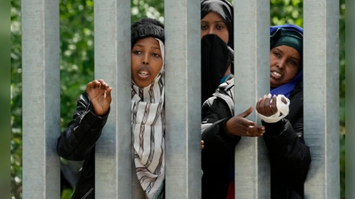 Migratinnen an der Grenzbarriere, die Polen entlang der Grenze zu Belarus errichtet hat. Warschau wil das Recht auf Asyl aussetzen. (Archivbild) (Foto: Czarek Sokolowski/AP/dpa)