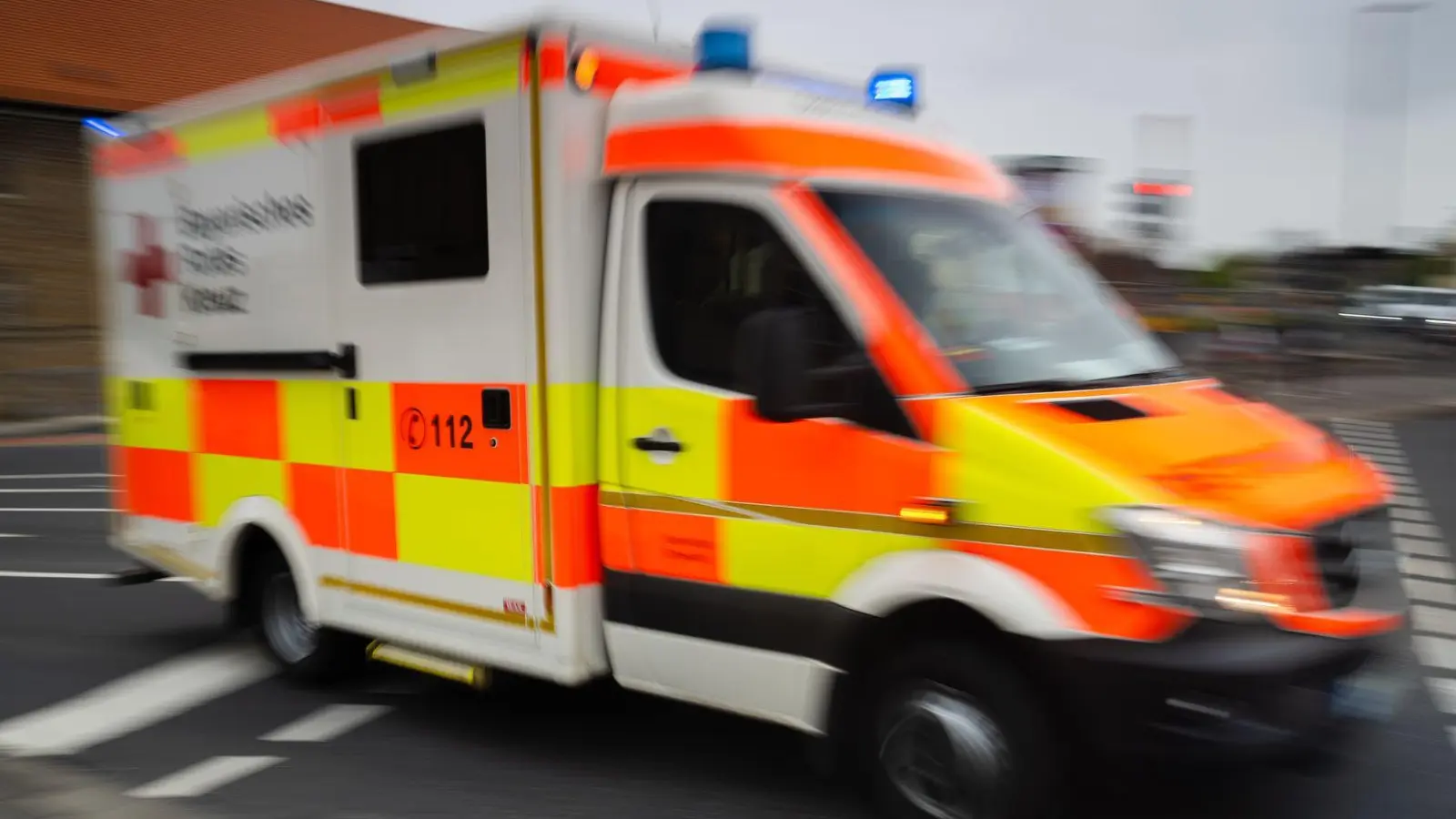 Dem Rettungsdienst kamen Zweifel, ob die Frau auf natürliche Weise gestorben ist. (Symbolbild) (Foto: Nicolas Armer/dpa)