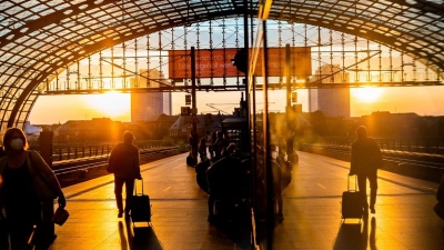 Wer nicht fliegen möchte, kann etwa mit dem Zug weitere Strecken zurücklegen. Das Angebot in diesem Bereich wächst. (Foto: Christoph Soeder/dpa)